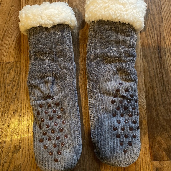 Cute Warm Gray Soft Knotted Cozy Socks House Slip Ons Slippers - Picture 3 of 4